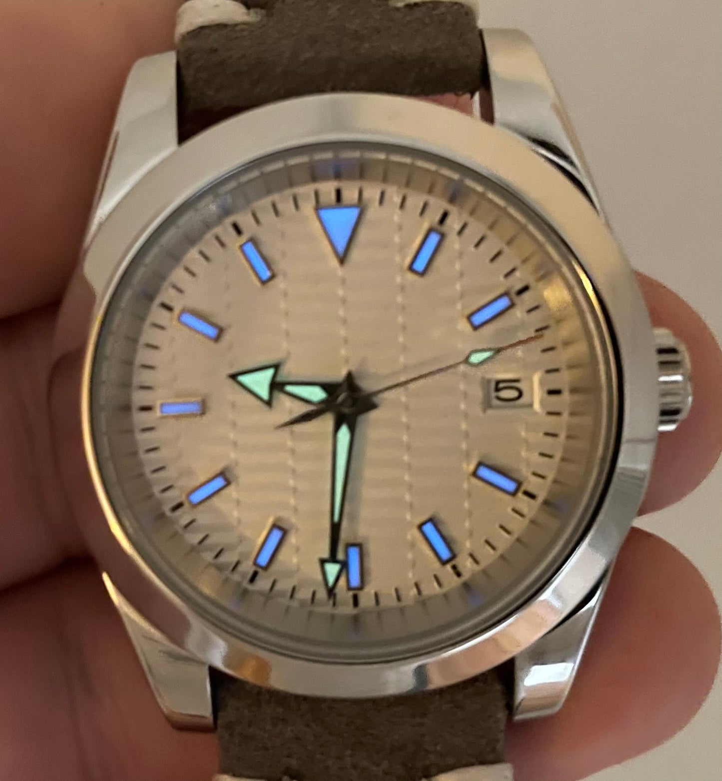 The White Elegance: Automatic Mechanical Wristwatch